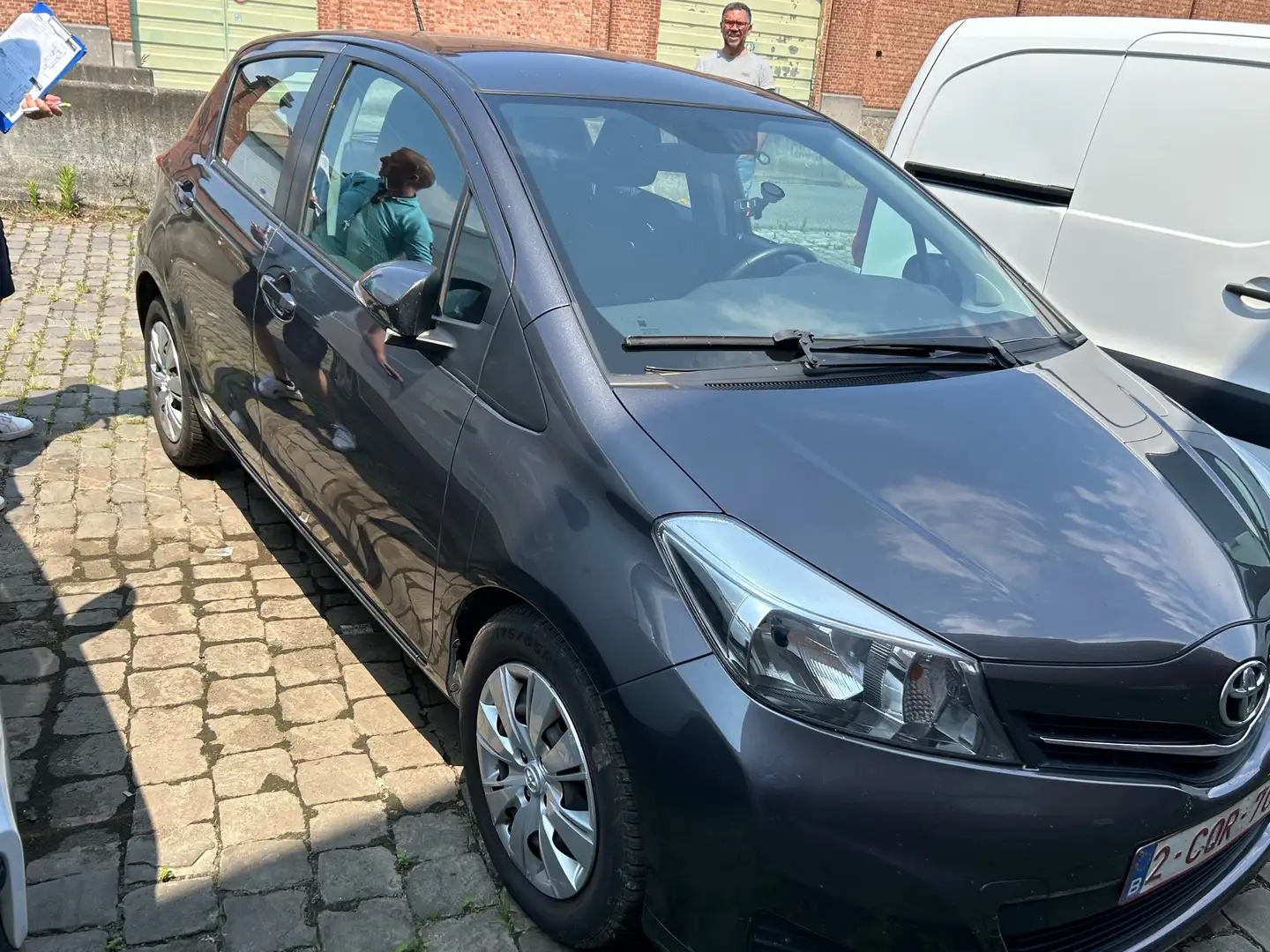 Toyota Yaris 1.33i VVT-i Dynamic Multidrive S Grijs - 2