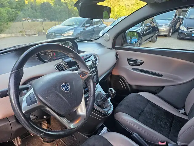 Lancia Ypsilon view 12