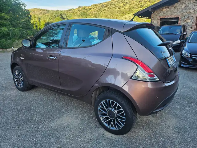 Lancia Ypsilon view 4