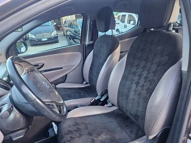 Lancia Ypsilon view 11