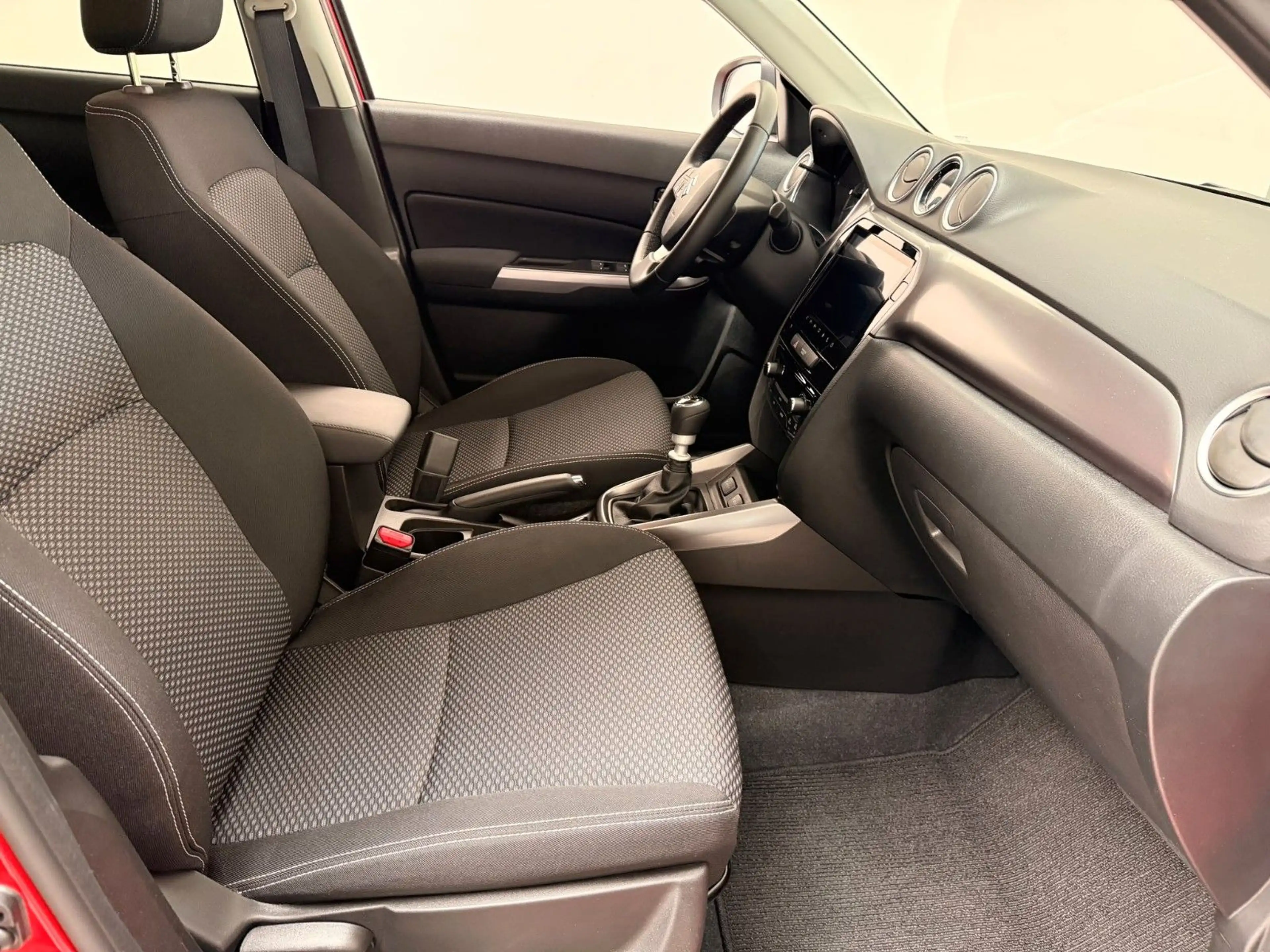 Suzuki Vitara 1.4 Comfort Mild-Hybrid 4x2 ACC Navi Spur — photo 12