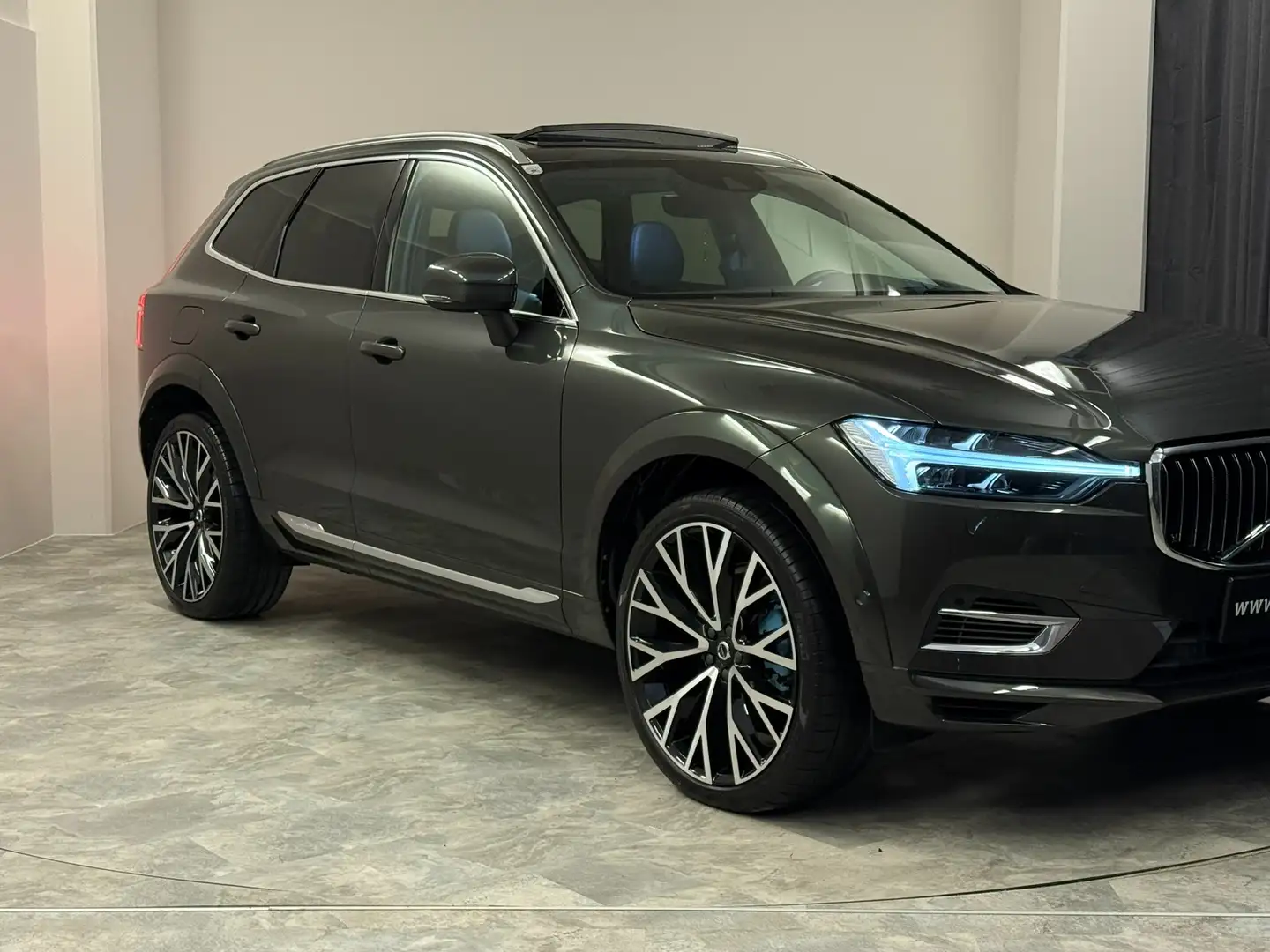Volvo XC60 T6 II AWD II Inscription Recharge Plug-In Hybrid Grau - 2