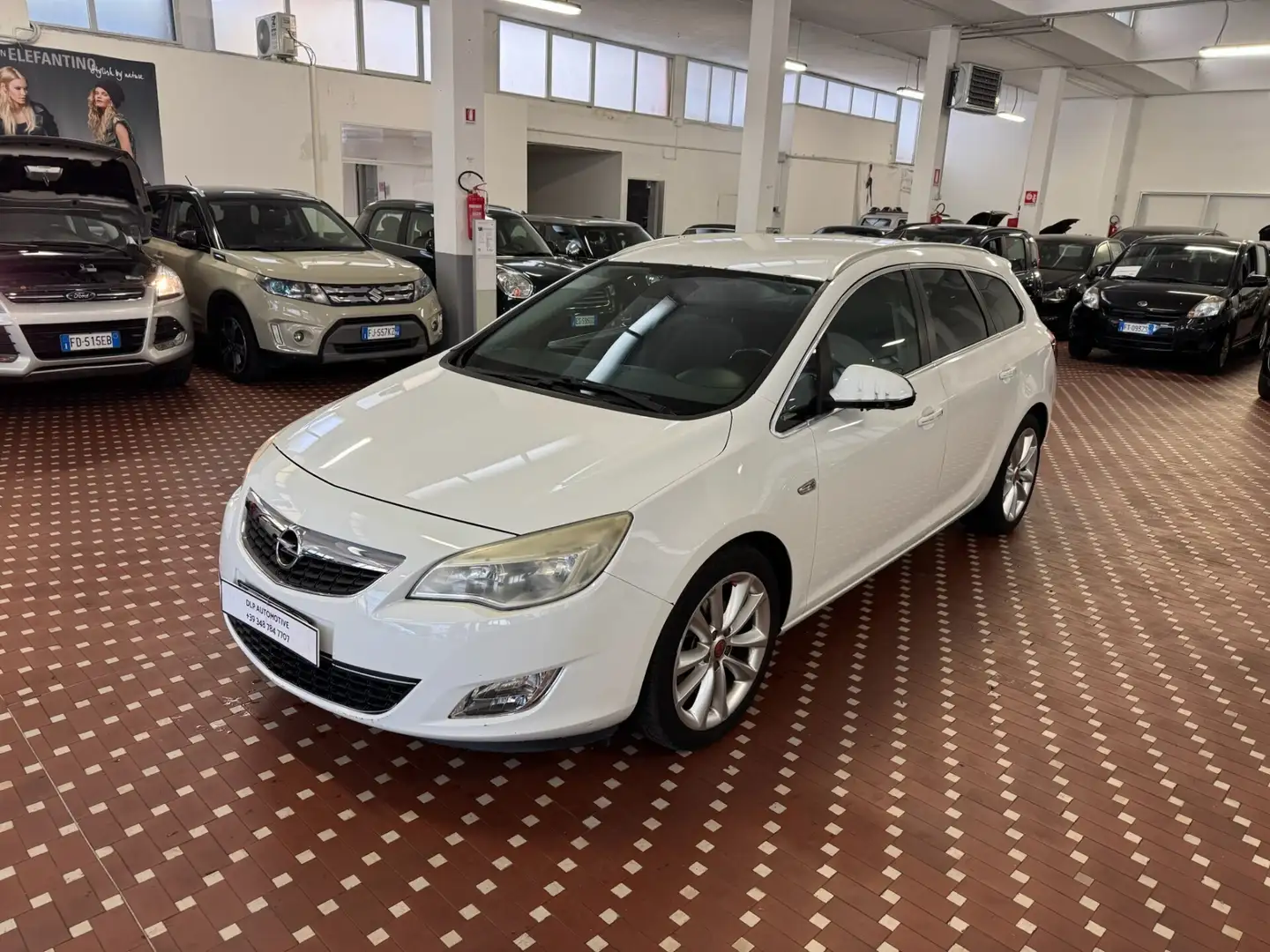 Opel Astra Astra 1.7 CDTI 110CV Sports Tourer Cosmo Wit - 1
