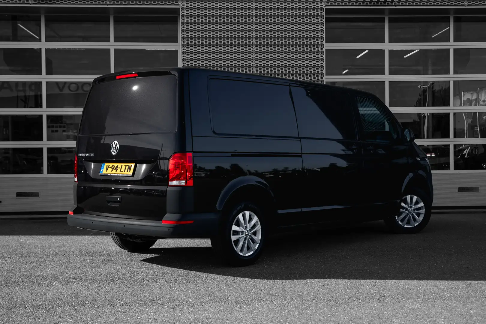 Volkswagen Transporter L2H1 150 PK DSG | Achterklep | Airbag bestuurder | Zwart - 2