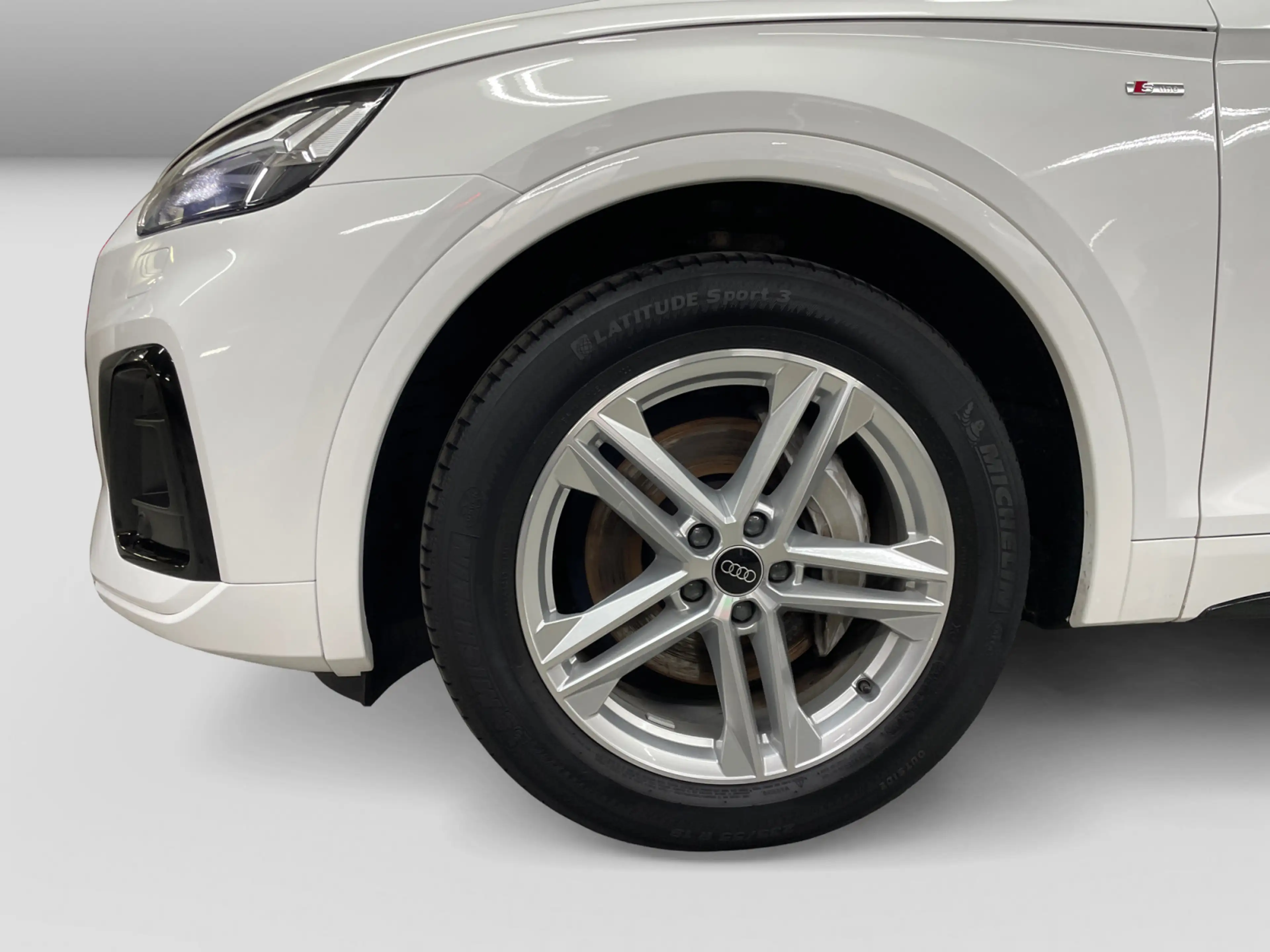 Audi Q5 50TFSIe quattro S-trnc S-line Matrix AHK CAM — photo 5