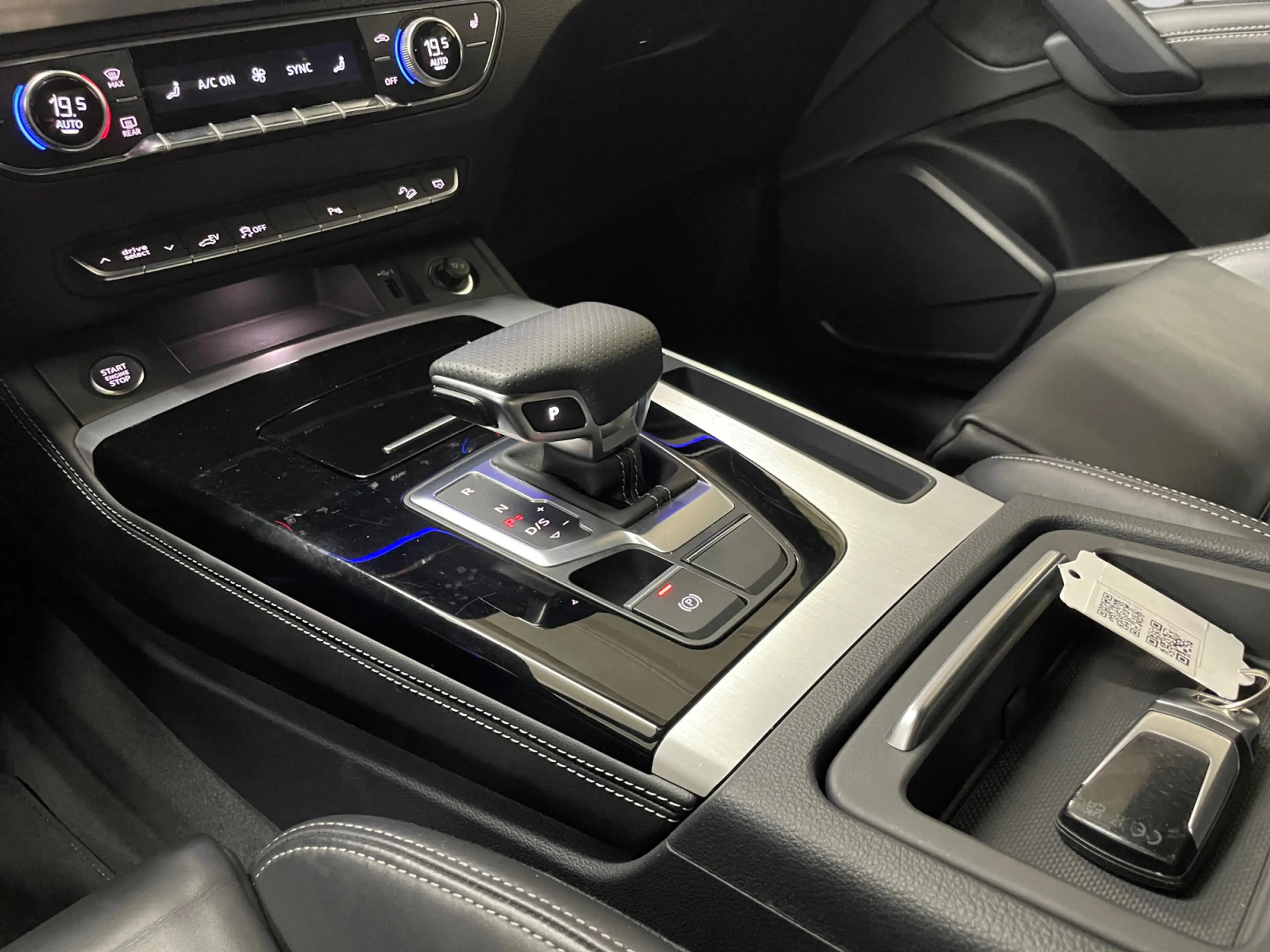 Audi Q5 50TFSIe quattro S-trnc S-line Matrix AHK CAM — photo 8