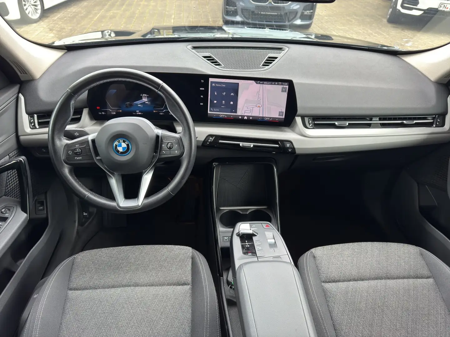 BMW iX1 xDrive30 Ad.M-Fahrwerk Rückfahrkamera SH DAB Schwarz - 2