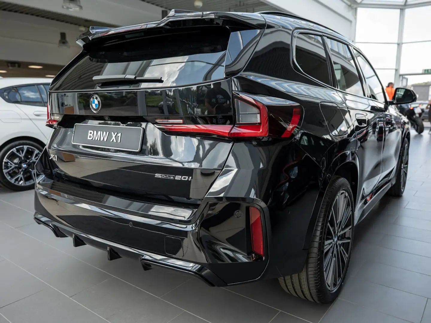 BMW X1 sDrive 20i M-Sport Pro 360° PANO LED HUD Noir - 2