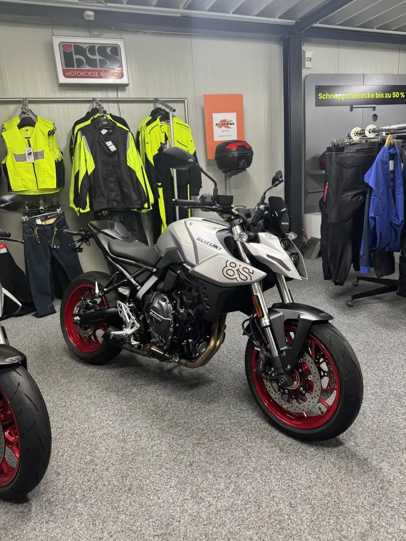 Suzuki GSX 8S mit 1985,-€ Preisvorteil und ein paar Extras Silber - 1