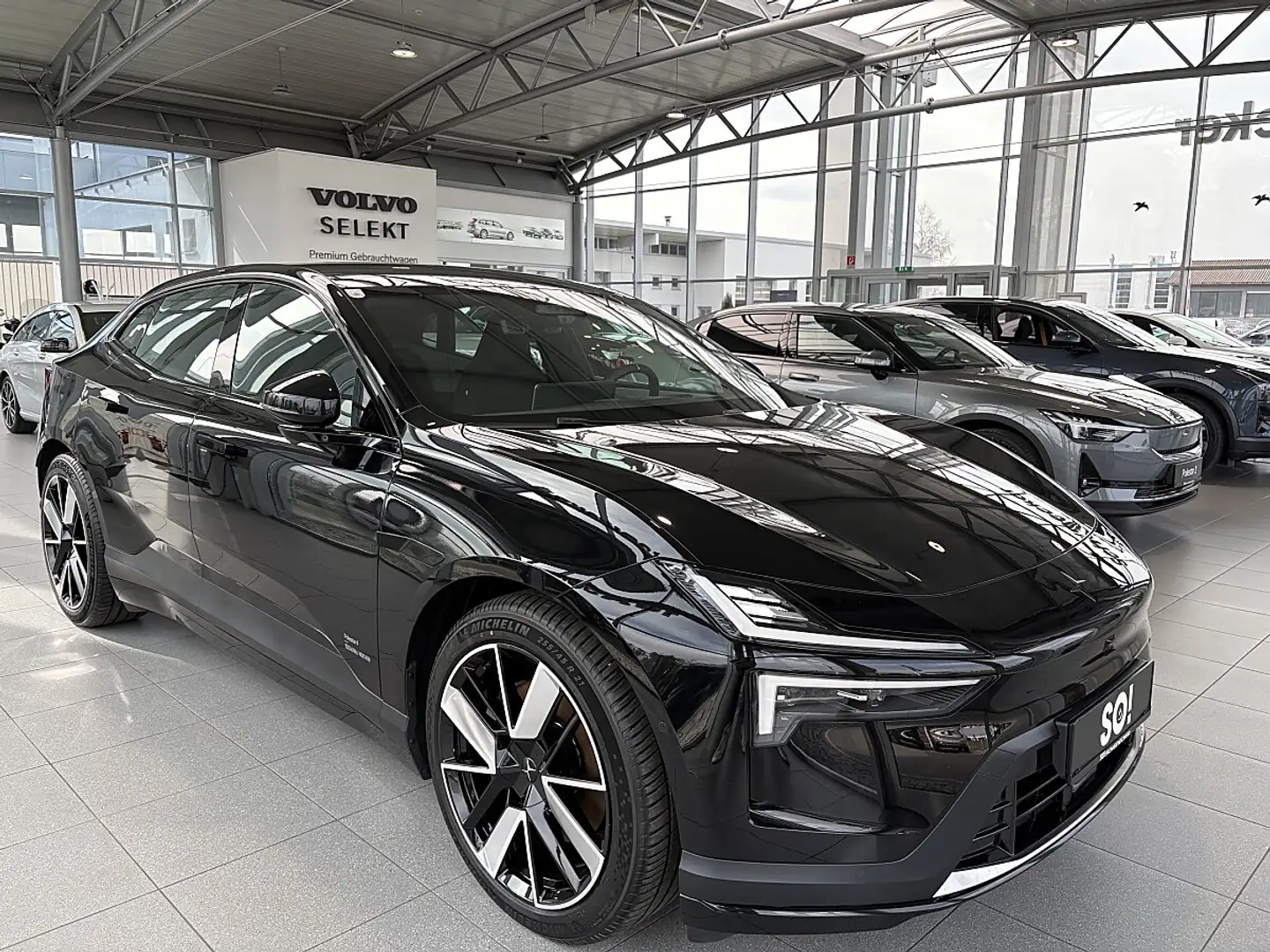 Polestar 4 Long Range 100kWh Dual Motor Plus Schwarz - 1