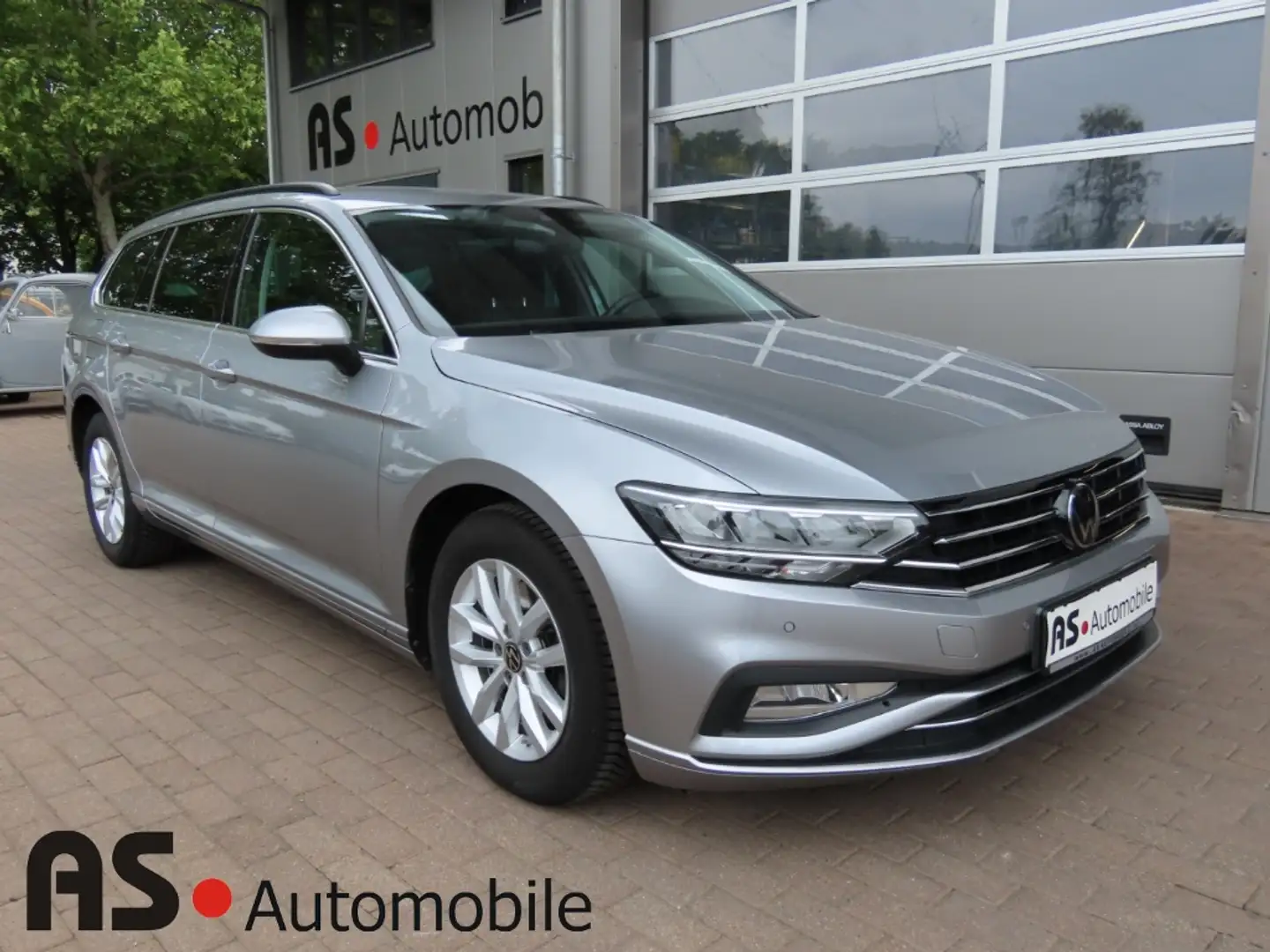 Volkswagen Passat Variant Business 1.5 TSI Navi*LED*ACC*AHK Срібний - 1