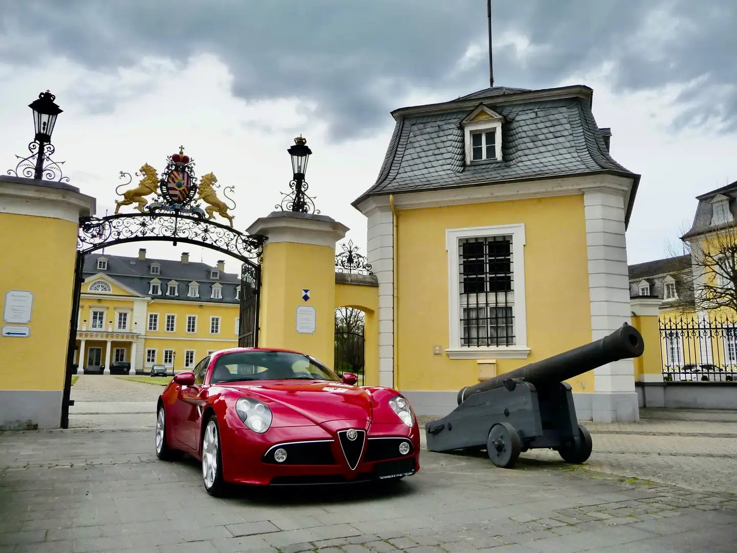 Alfa Romeo 8C * Rarität in Rosso Alfa / 3.395 km * Rouge - 2