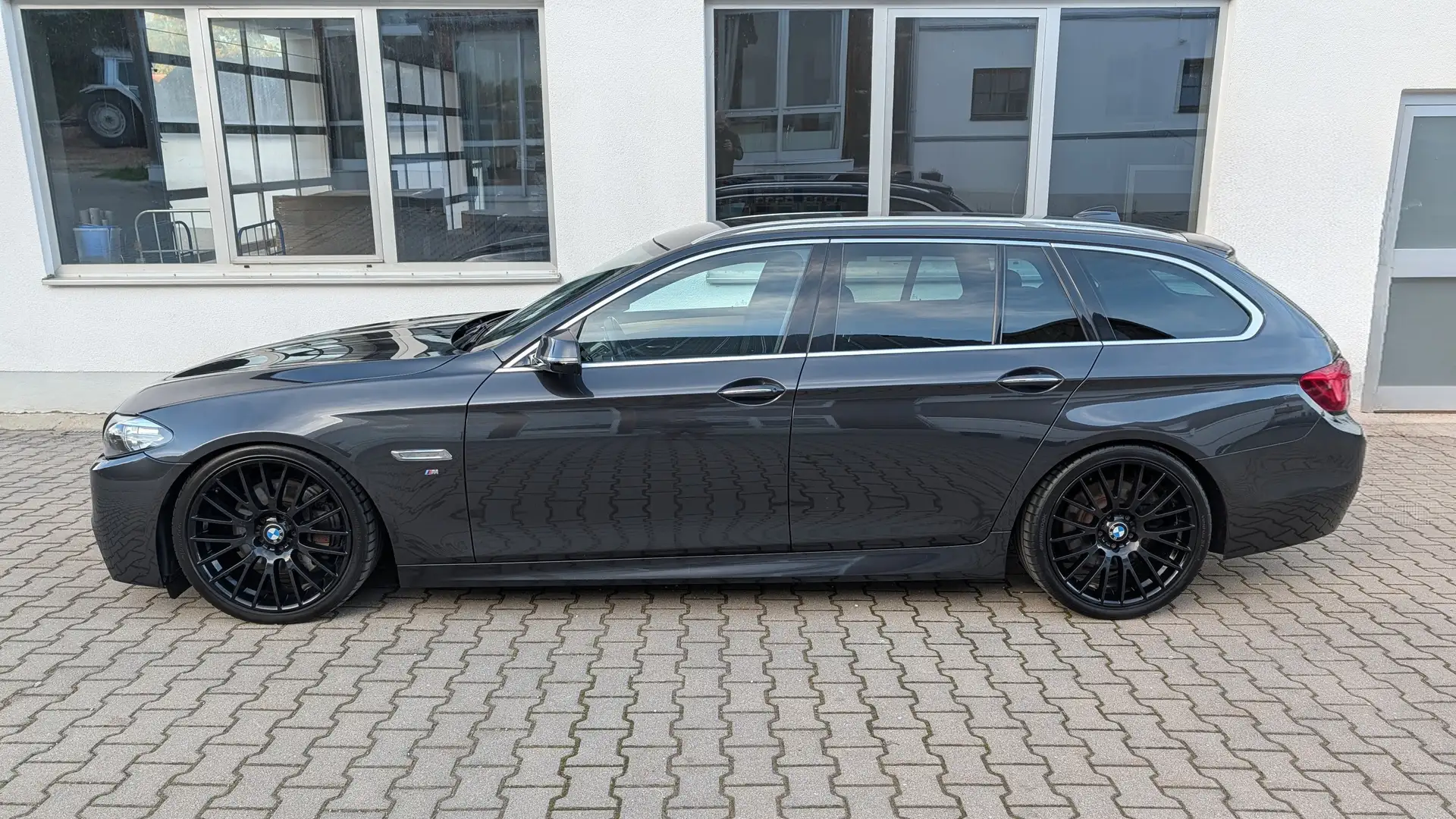 BMW 530 530d xDrive/M-Sport/INDIVIDUAL/20"BMW/HUD/4-ZONEN Šedá - 2