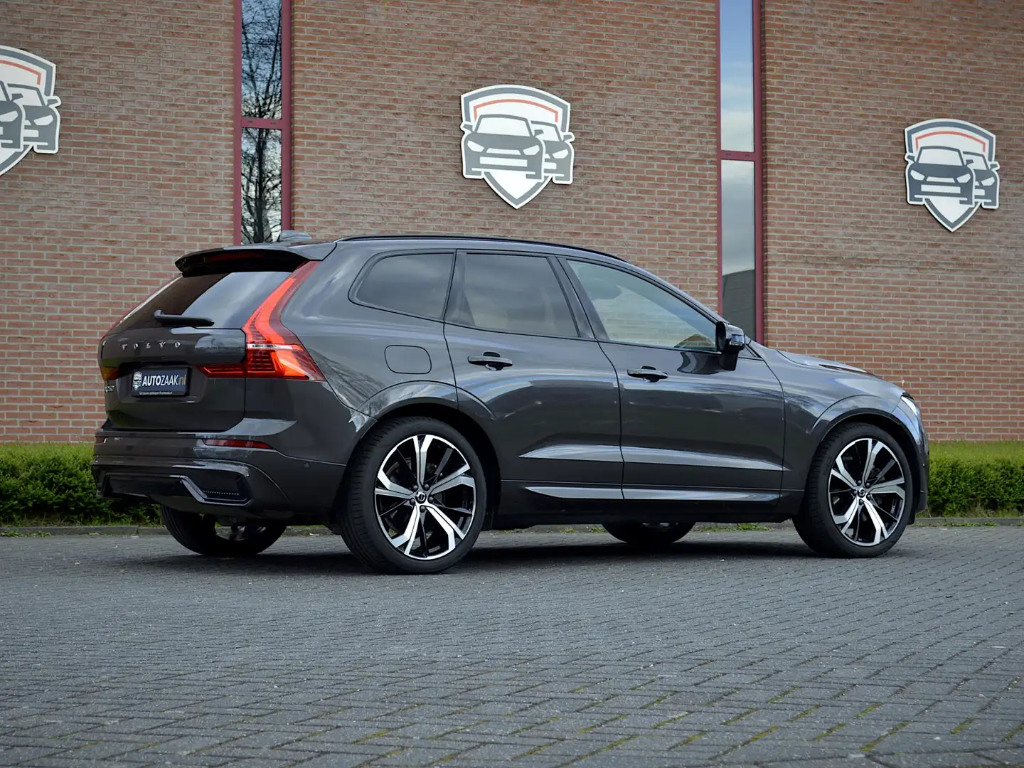 Volvo XC60 Recharge T8 AWD R-Design 455 pk | Luchtvering Gris - 2
