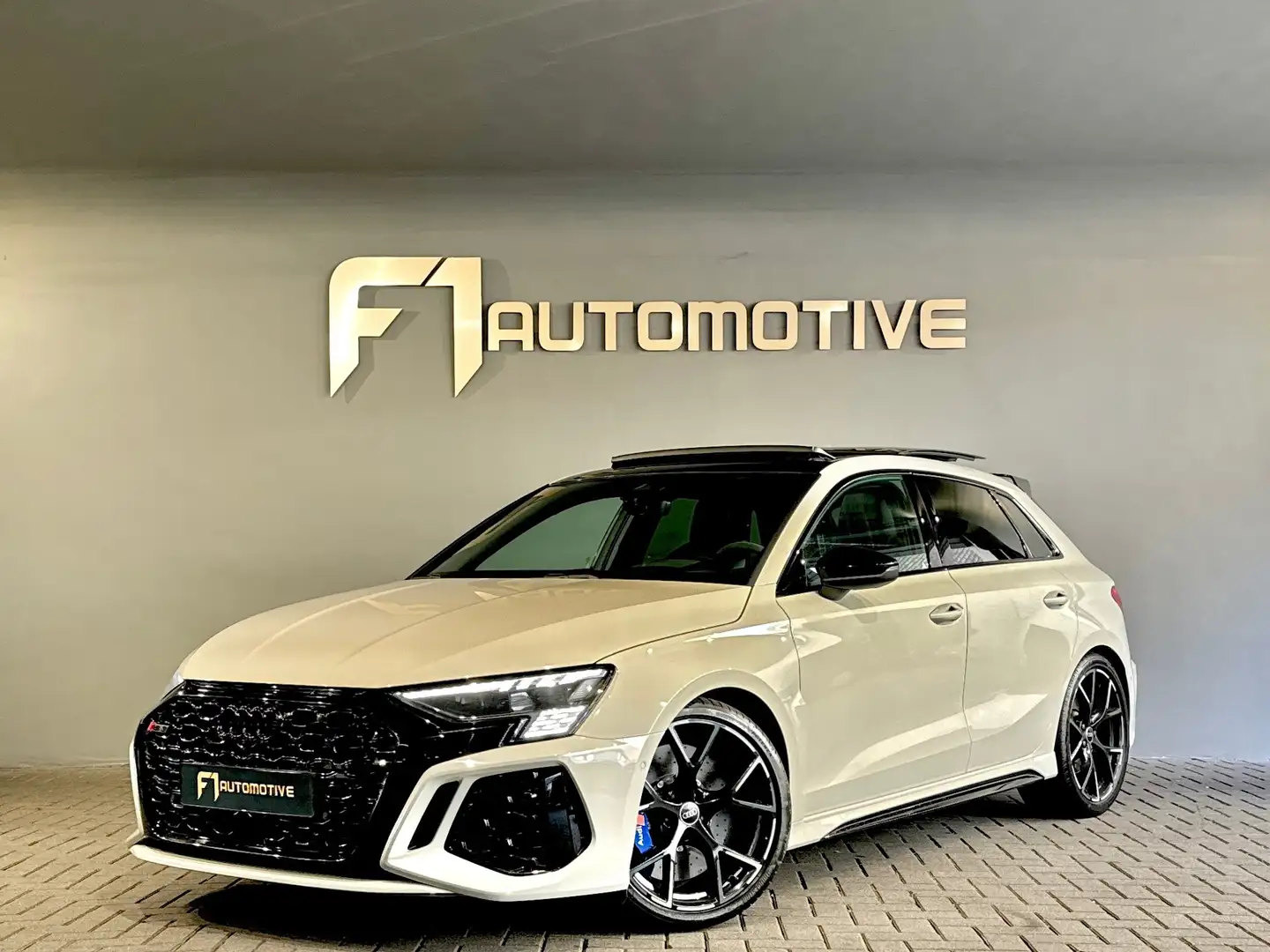 Audi RS3 Sportback 2.5 TFSI quattro Pano|Ceramic|HuD|B&O|VO Grijs - 1