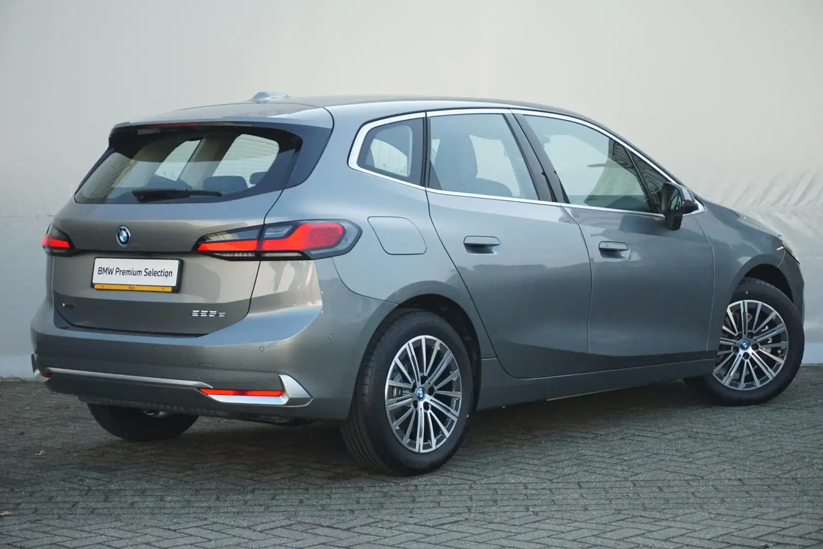 BMW 225 2-serie Active Tourer 225e xDrive Luxury Line siva - 2