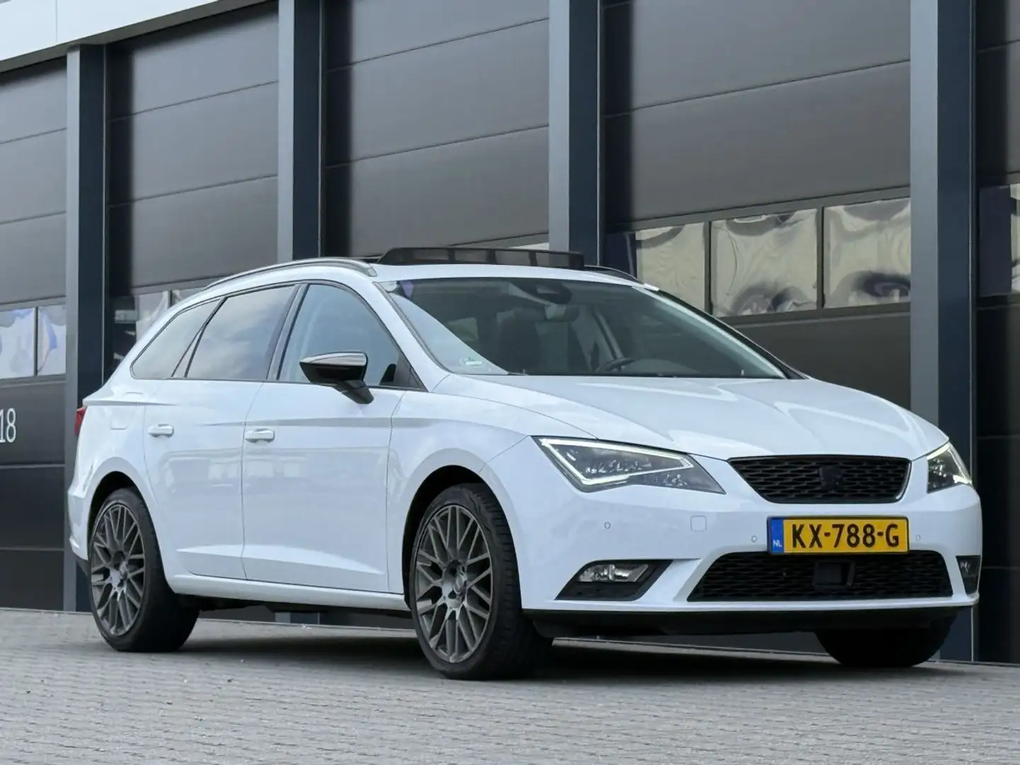 SEAT Leon ST 1.6 TDI Virtual Cockpit | Pano | Automaat Wit - 2