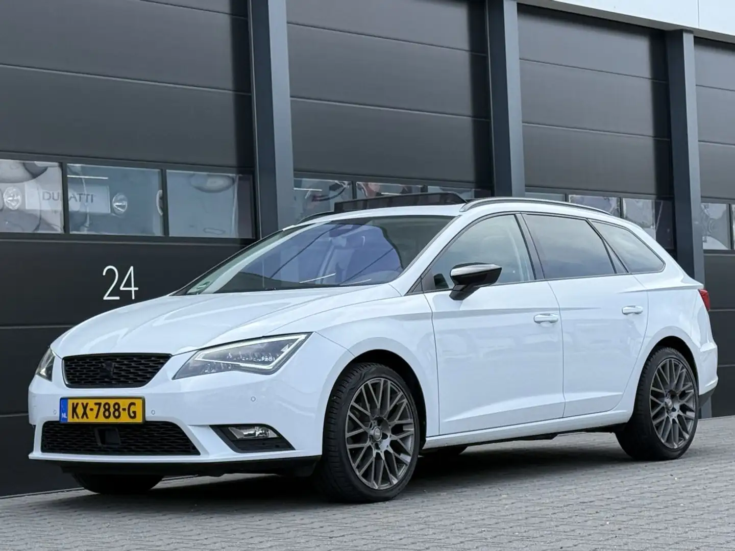 SEAT Leon ST 1.6 TDI Virtual Cockpit | Pano | Automaat Wit - 1