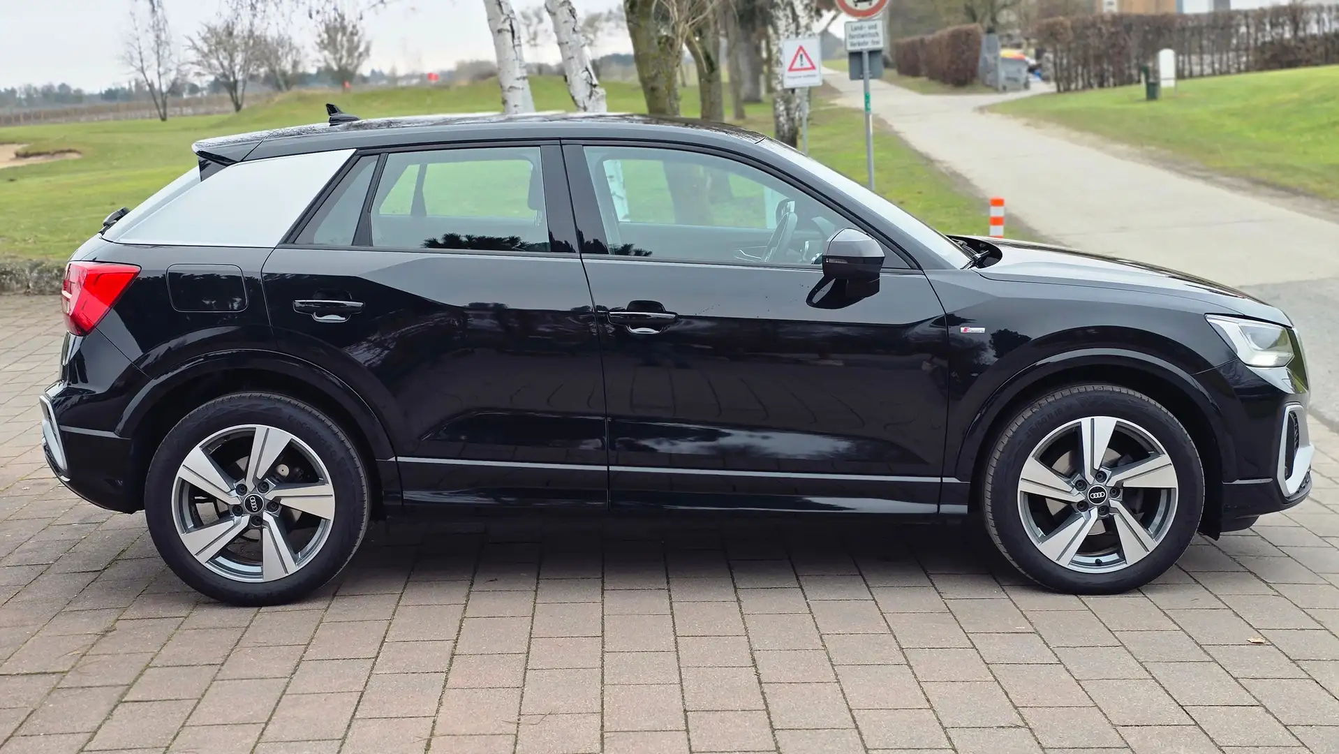 Audi Q2 2.0l 30 TDI S-Line LED KAM LEDER PDC SHZ 1HAND GRA Schwarz - 2