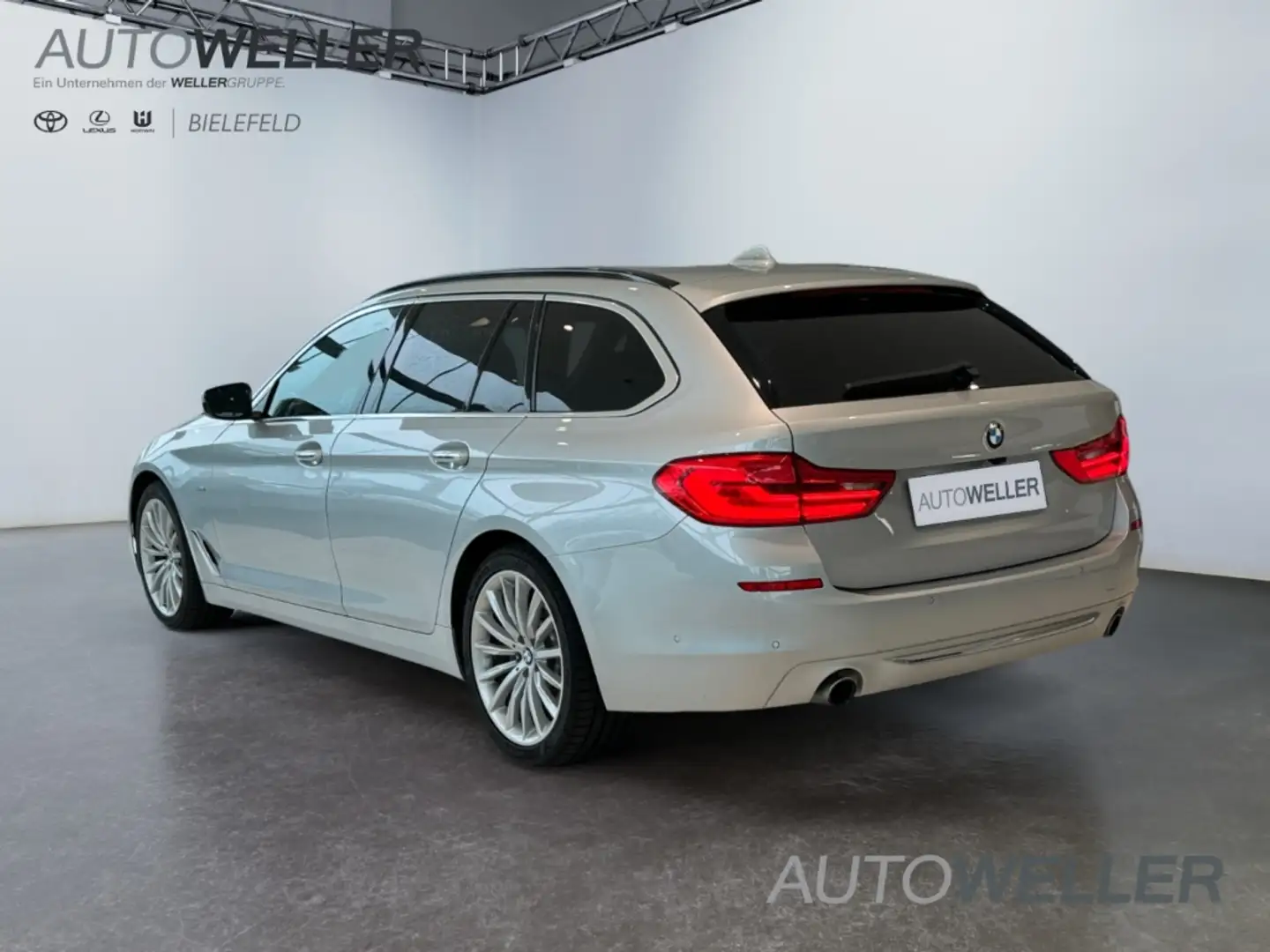 BMW 520 i Touring Luxury Line *Navi*CarPlay*Klima* Grau - 2
