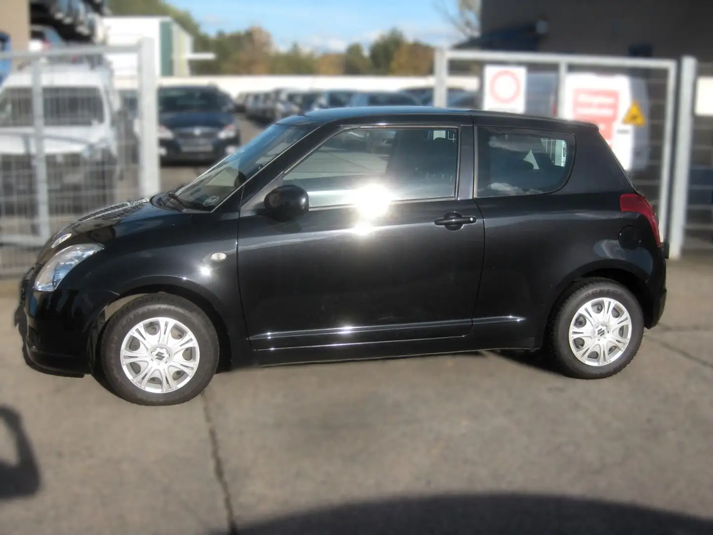 Suzuki Swift Lim. Klima, Sitzh. Service + TÜV neu * Schwarz - 1