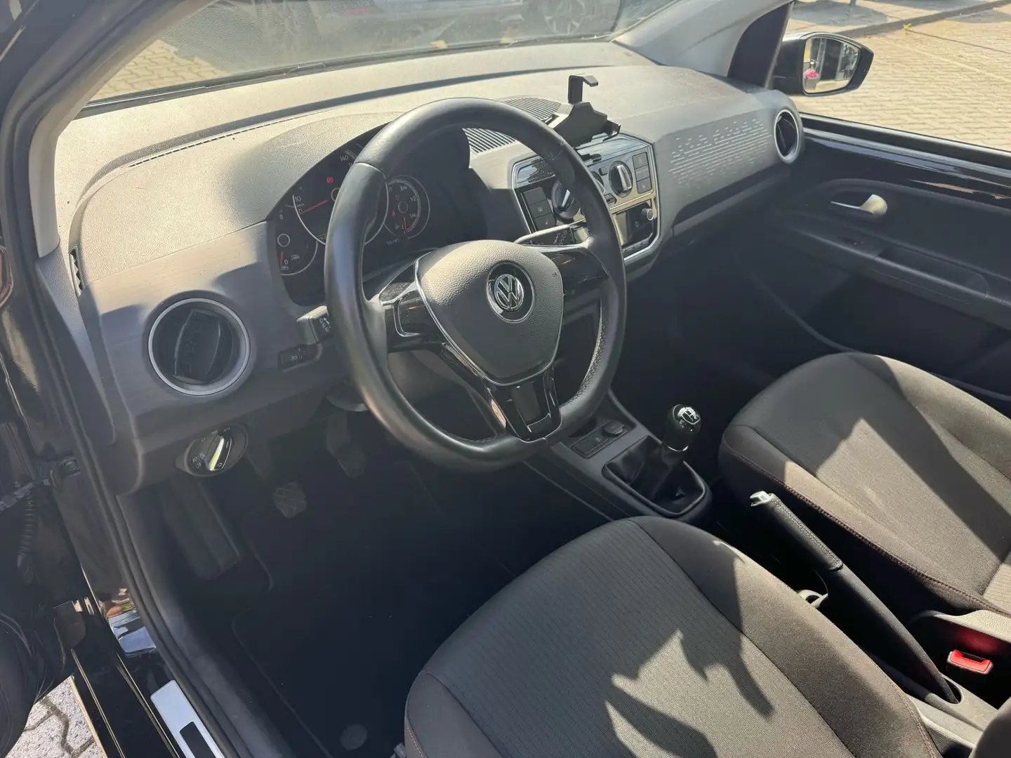 Volkswagen up! 1.0 BMT high up! pano, airco, stoelverw Zwart - 2