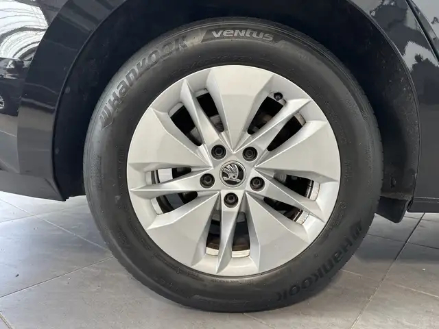 Skoda Octavia view 3