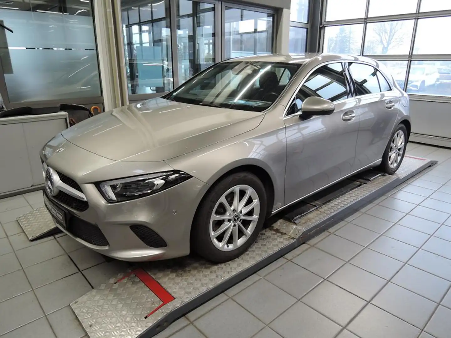 Mercedes-Benz A 220 4M Progressive/Multibeam/Kamera/Navi/DAB/ Silber - 1