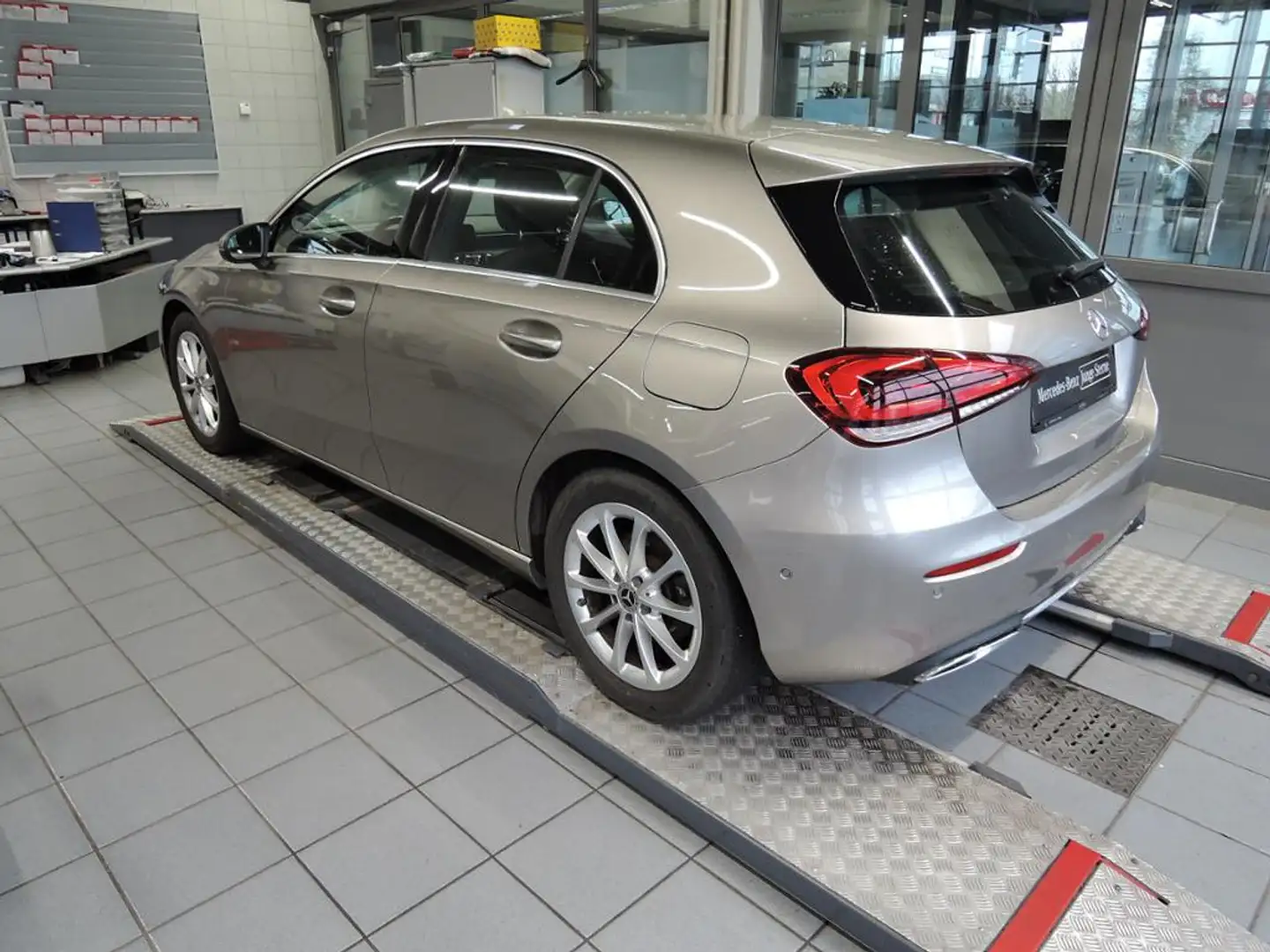 Mercedes-Benz A 220 4M Progressive/Multibeam/Kamera/Navi/DAB/ Silber - 2