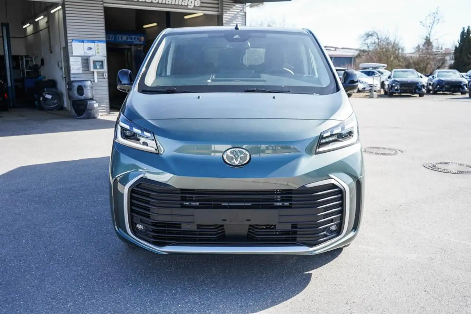 Toyota Proace Verso 2,0 AT Long Business - LAGER 130 kW (177 ... Grün - 2