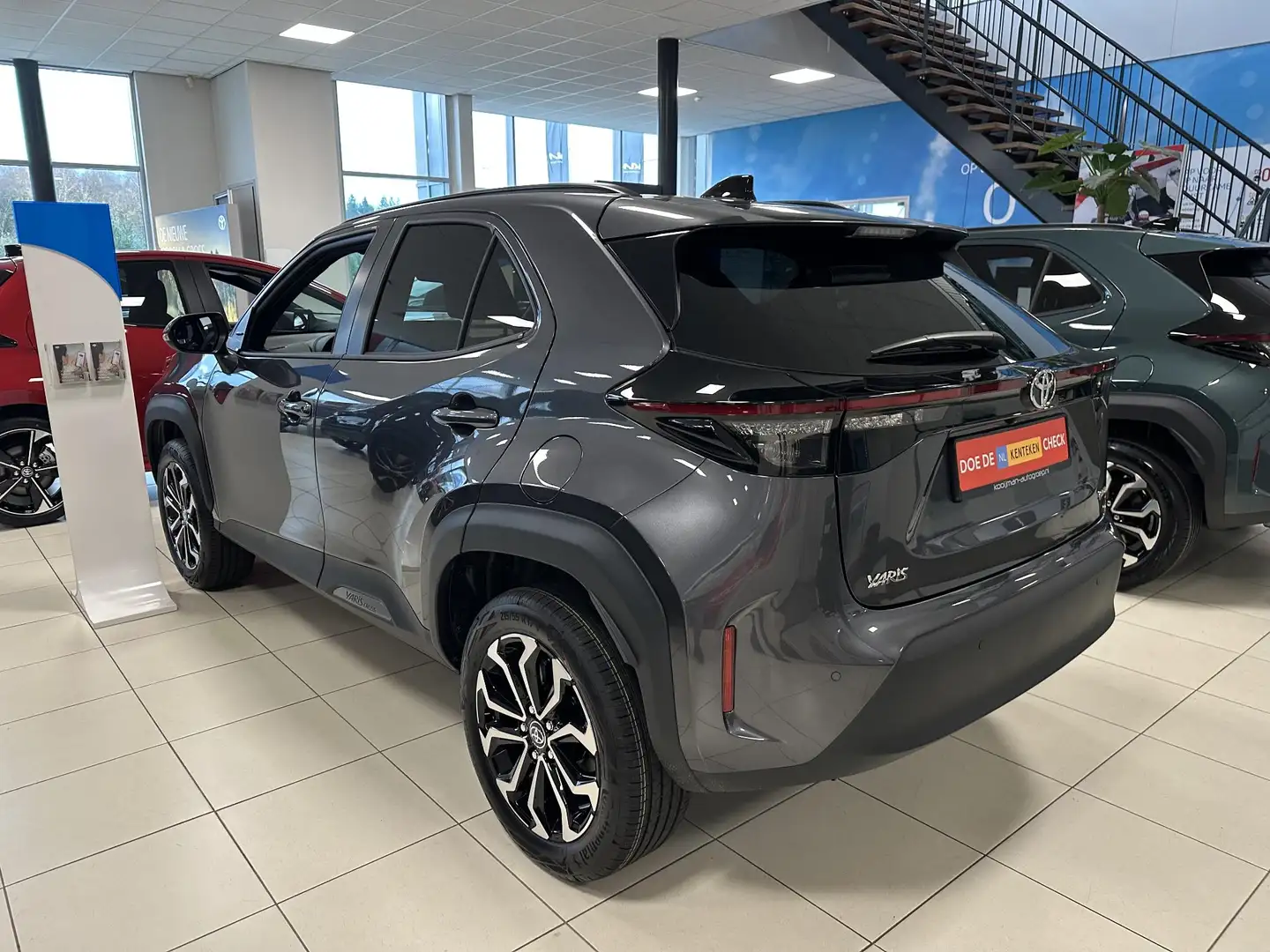 Toyota Yaris Cross 1.5 Hybrid 115 Dynamic NIEUW! Direct leverbaar! in Grau - 2