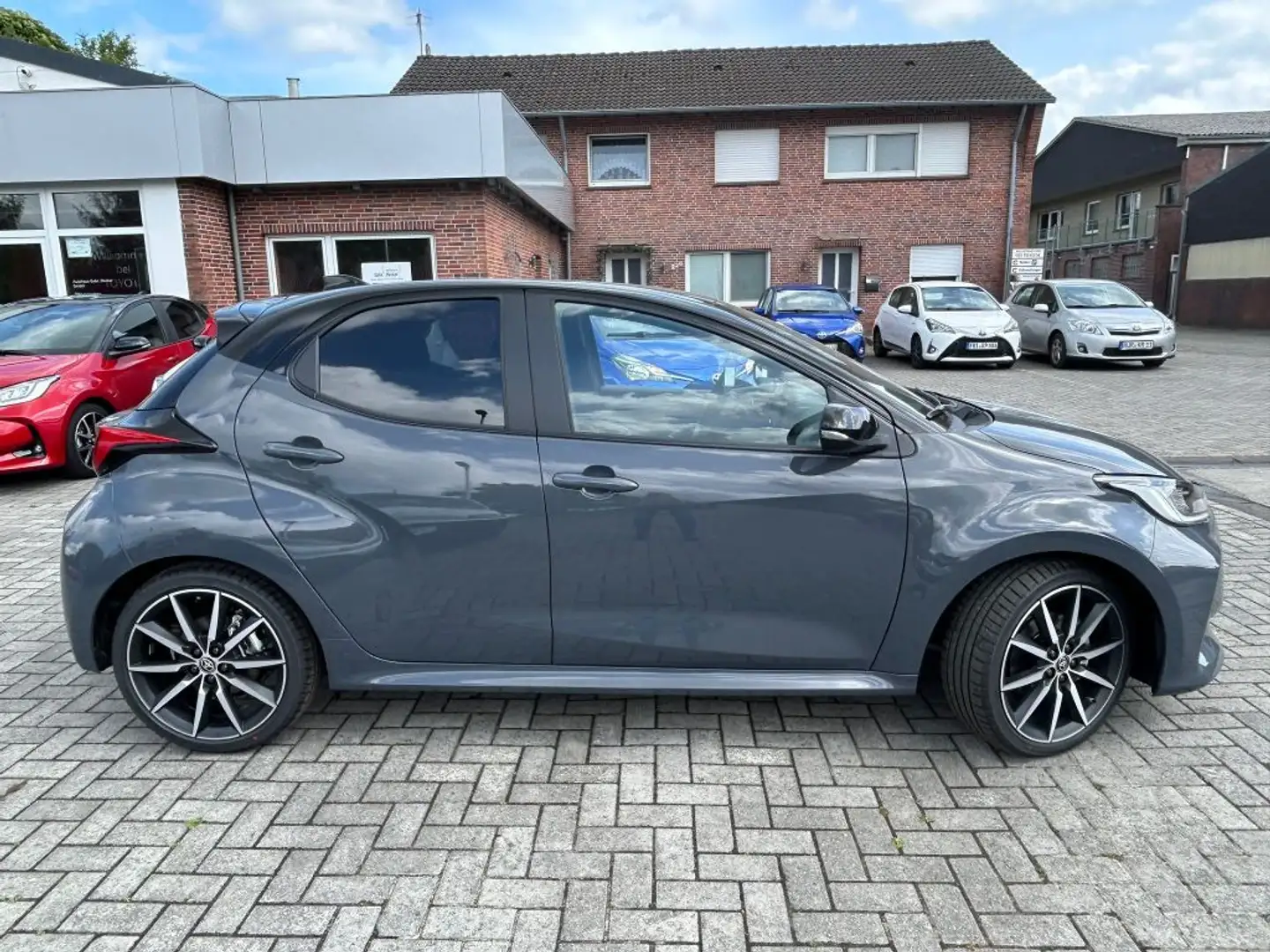 Toyota Yaris Hybrid 130 1.5 VVT-i GR SPORT (XPA1) Grau - 2