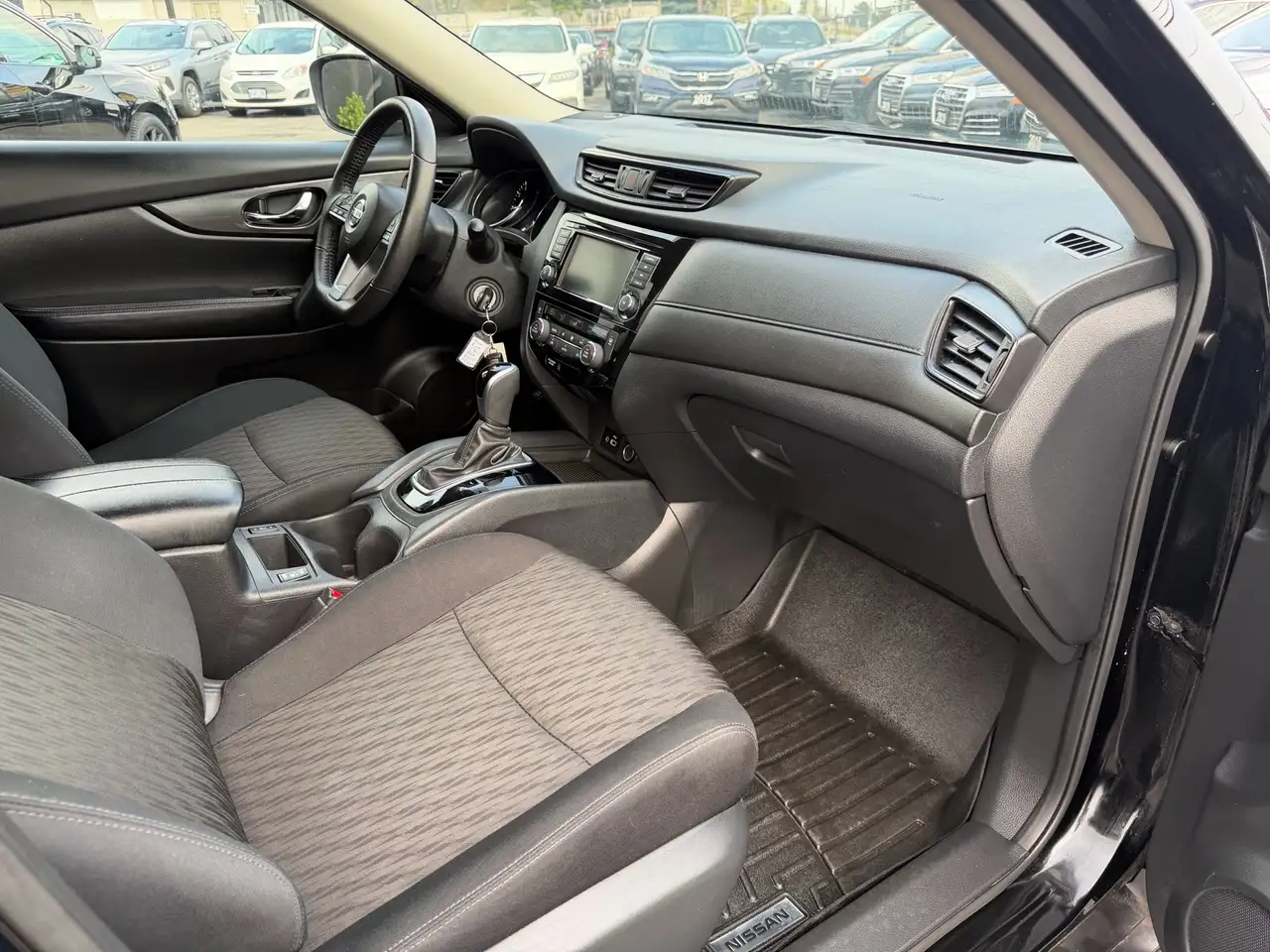 Nissan Rogue снимка Nissan Rogue