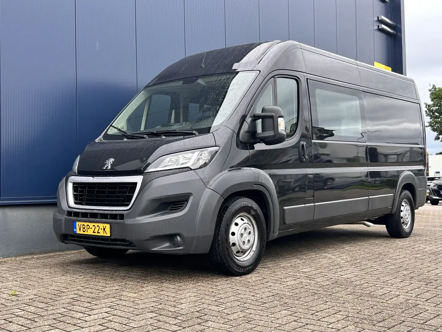 Peugeot Boxer 335 2.0 BlueHDI L3H2 Pro DC | 2 zitplaatsen rechts Zwart - 1