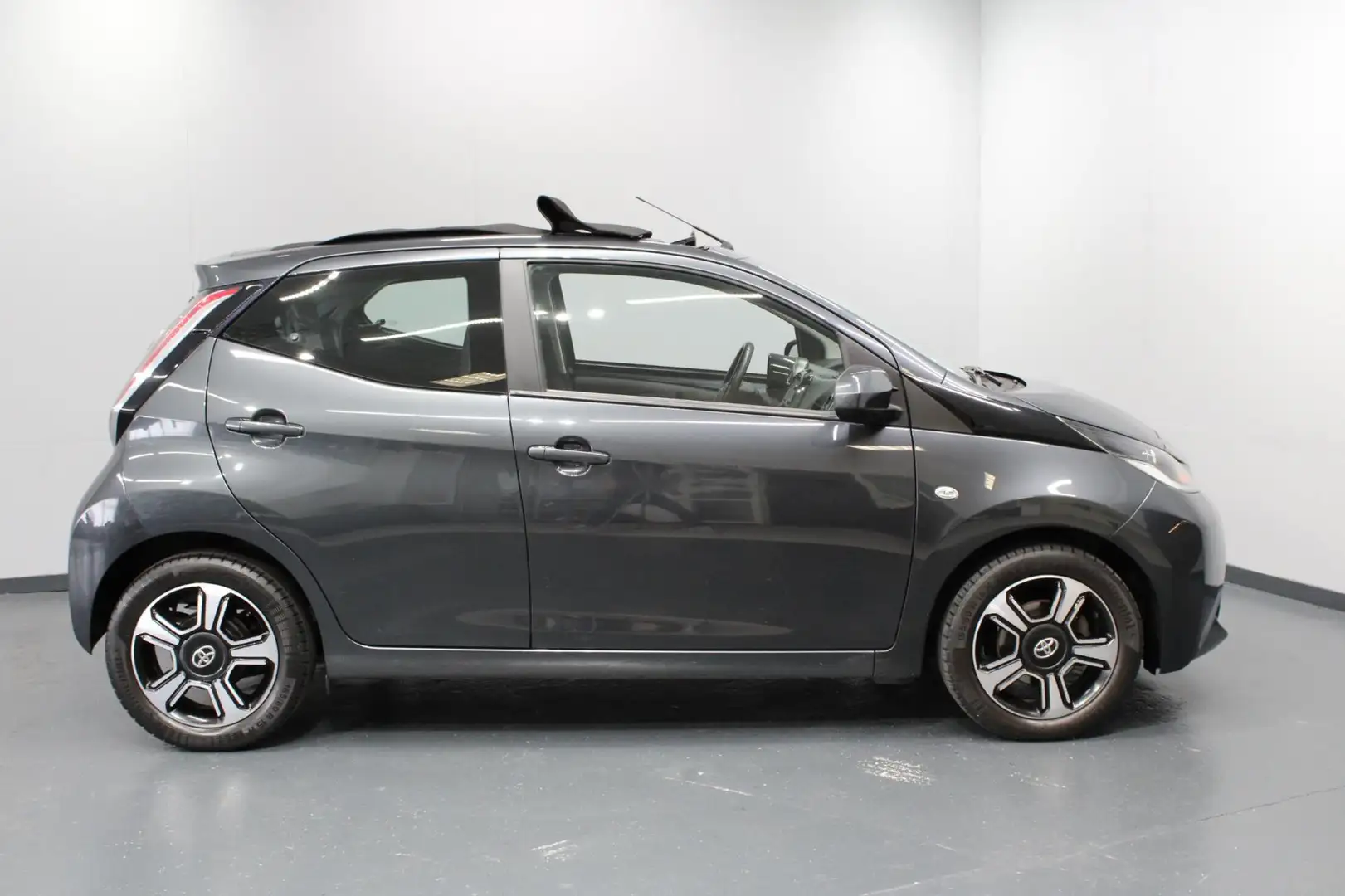 Toyota Aygo 1.0 VVT-i x-pose / Cabrio / Camera / Airco Grijs - 2