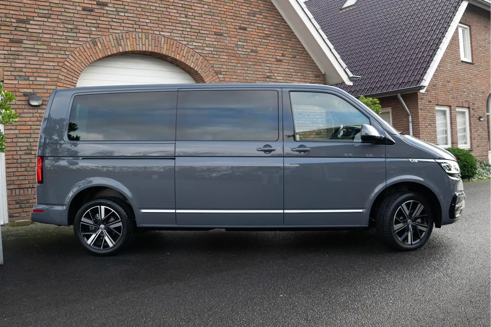 Volkswagen T6.1 Caravelle 2.0 TDI 204 PK DSG L2H1 DUB/CAB A-KLEP ACC | ALPIN Grijs - 2