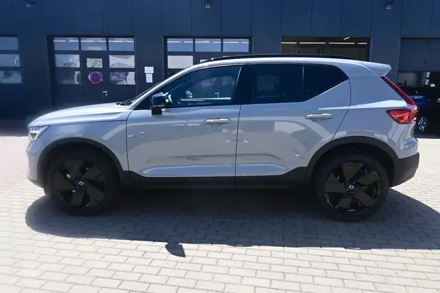 Volvo XC40 view 2
