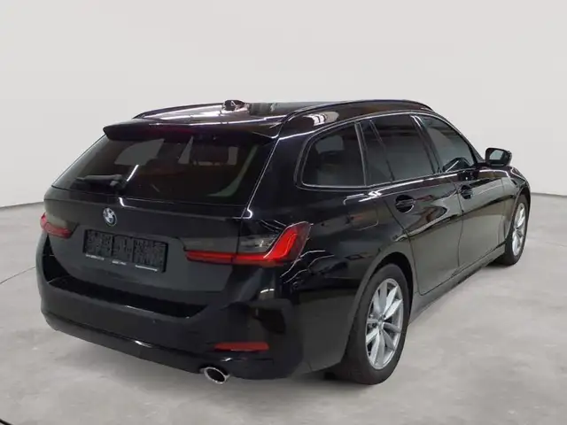 BMW 3 Series view 4
