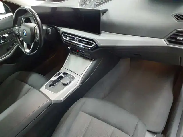 BMW 3 Series view 9