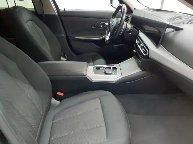 BMW 3 Series view 8