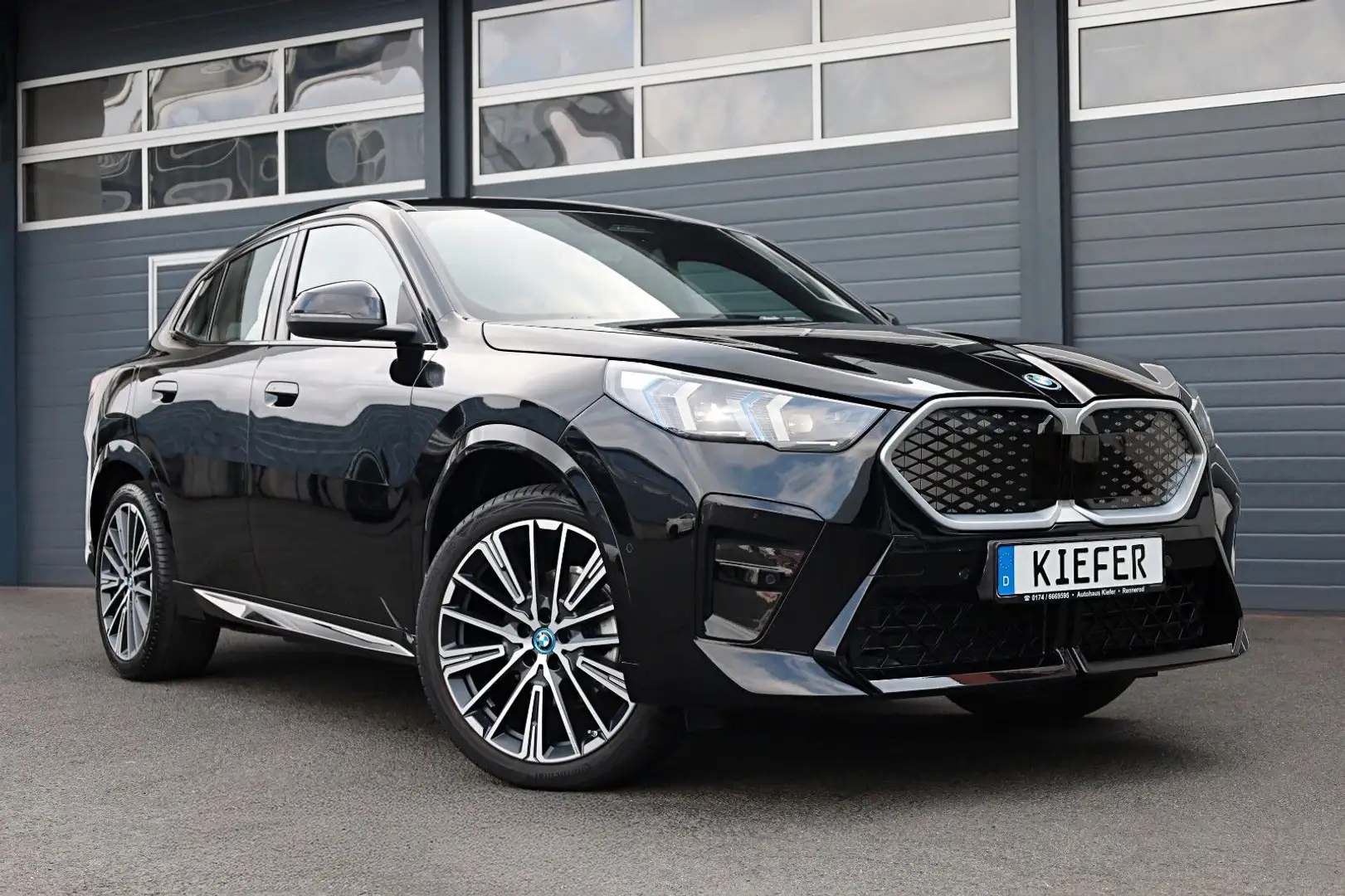 BMW iX2 eDrive20 M/ACC/AHK/SHZ/SPUR/APPLE/KAMERA/R20 Negru - 1