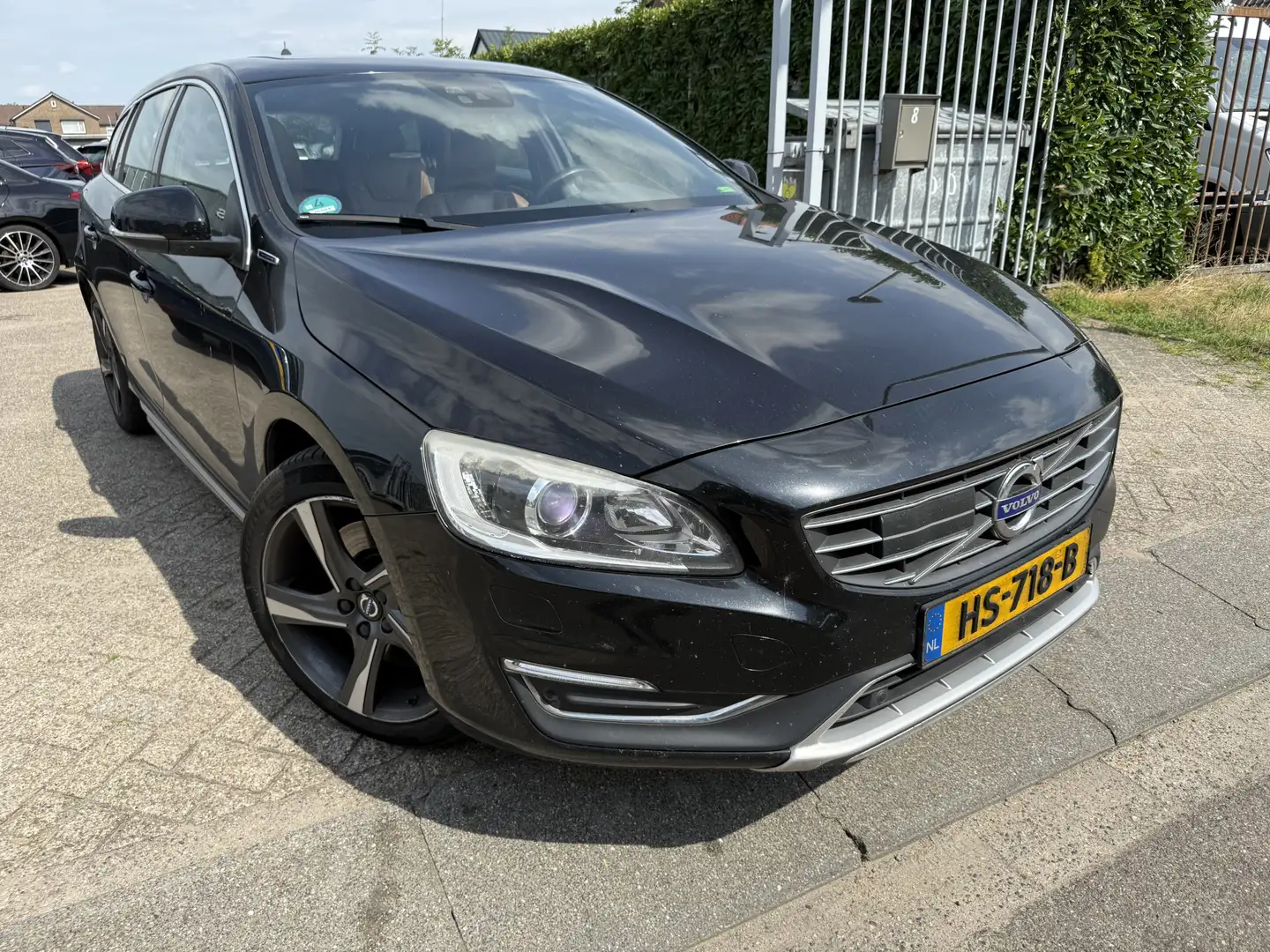 Volvo V60 2.4 D6 Twin Engine R-Design Zwart - 1