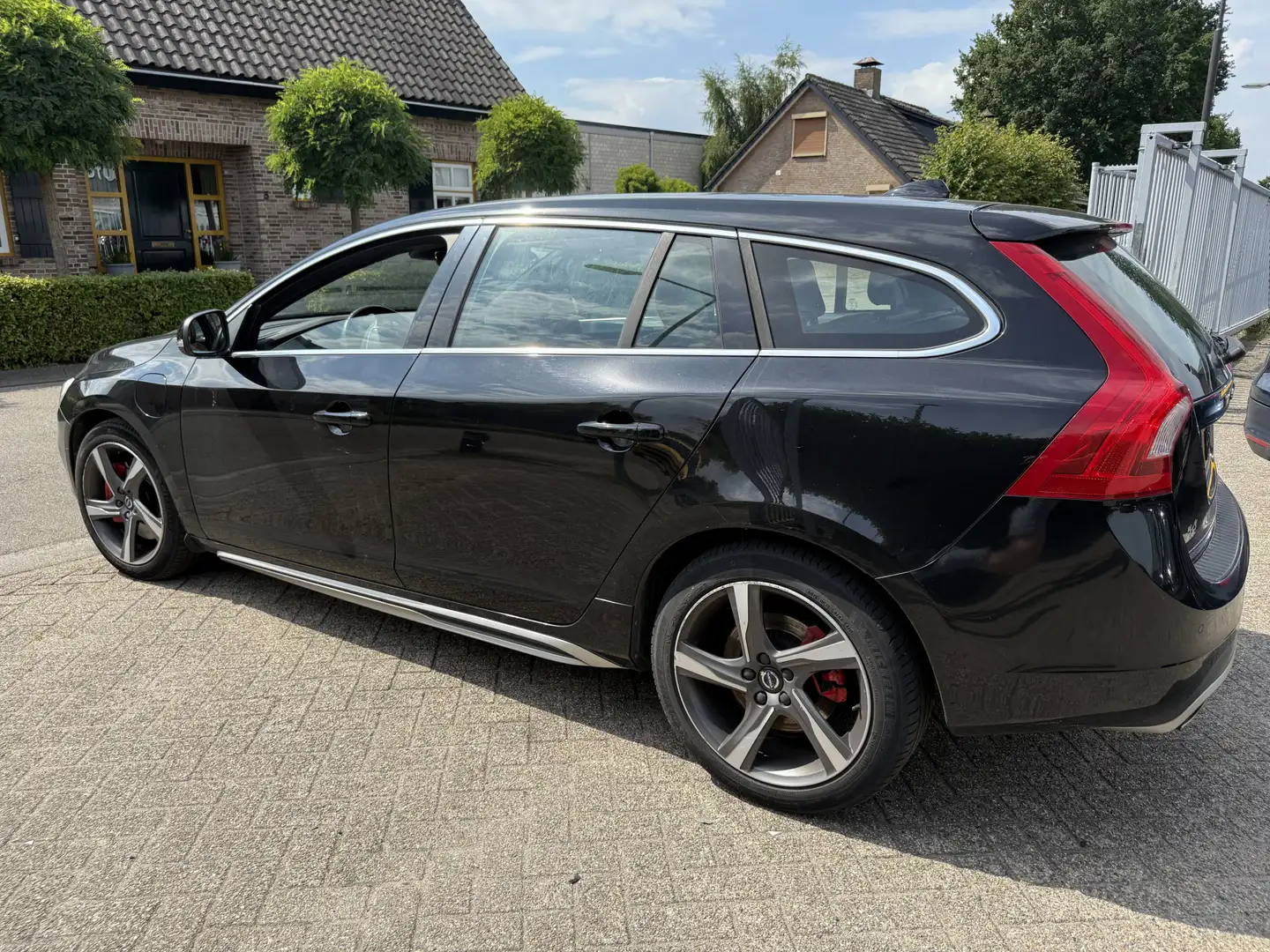 Volvo V60 2.4 D6 Twin Engine R-Design Zwart - 2
