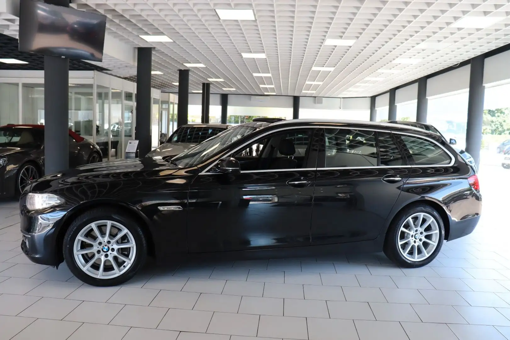 BMW 525 d Touring Modern Line|PANO|LED|NAVI|PDC| Noir - 2