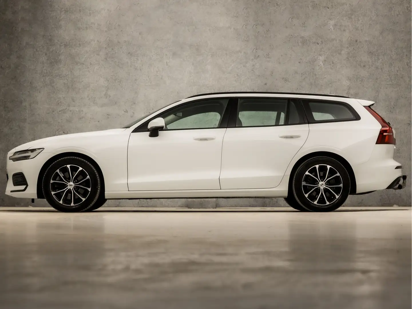 Volvo V60 2.0 B3 Momentum Advantage 177Pk Automaat (APPLE CA White - 2