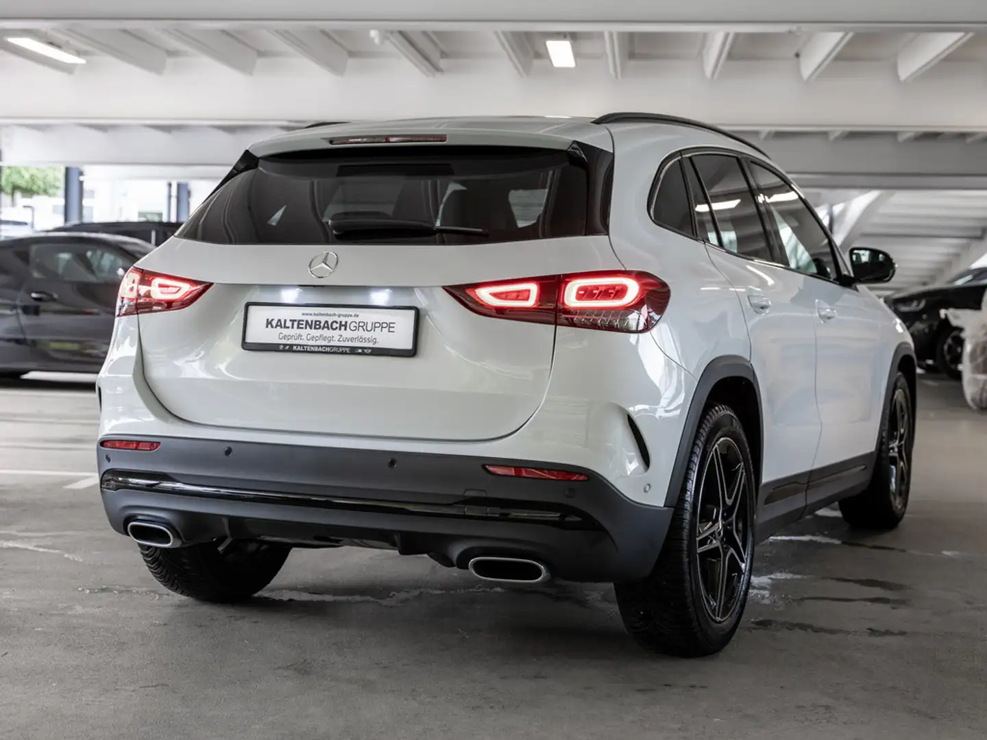 Mercedes-Benz GLA 200 AMG Line PANO AHK LED NIGHT PAKET PTS Blanc - 2