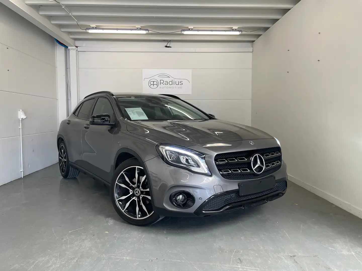 Mercedes-Benz GLA 200 Business Solution (EU6.2) Grey - 2