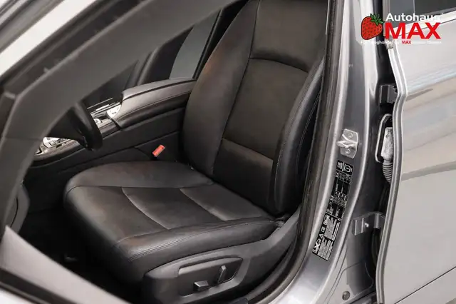 BMW 5 Series view 13