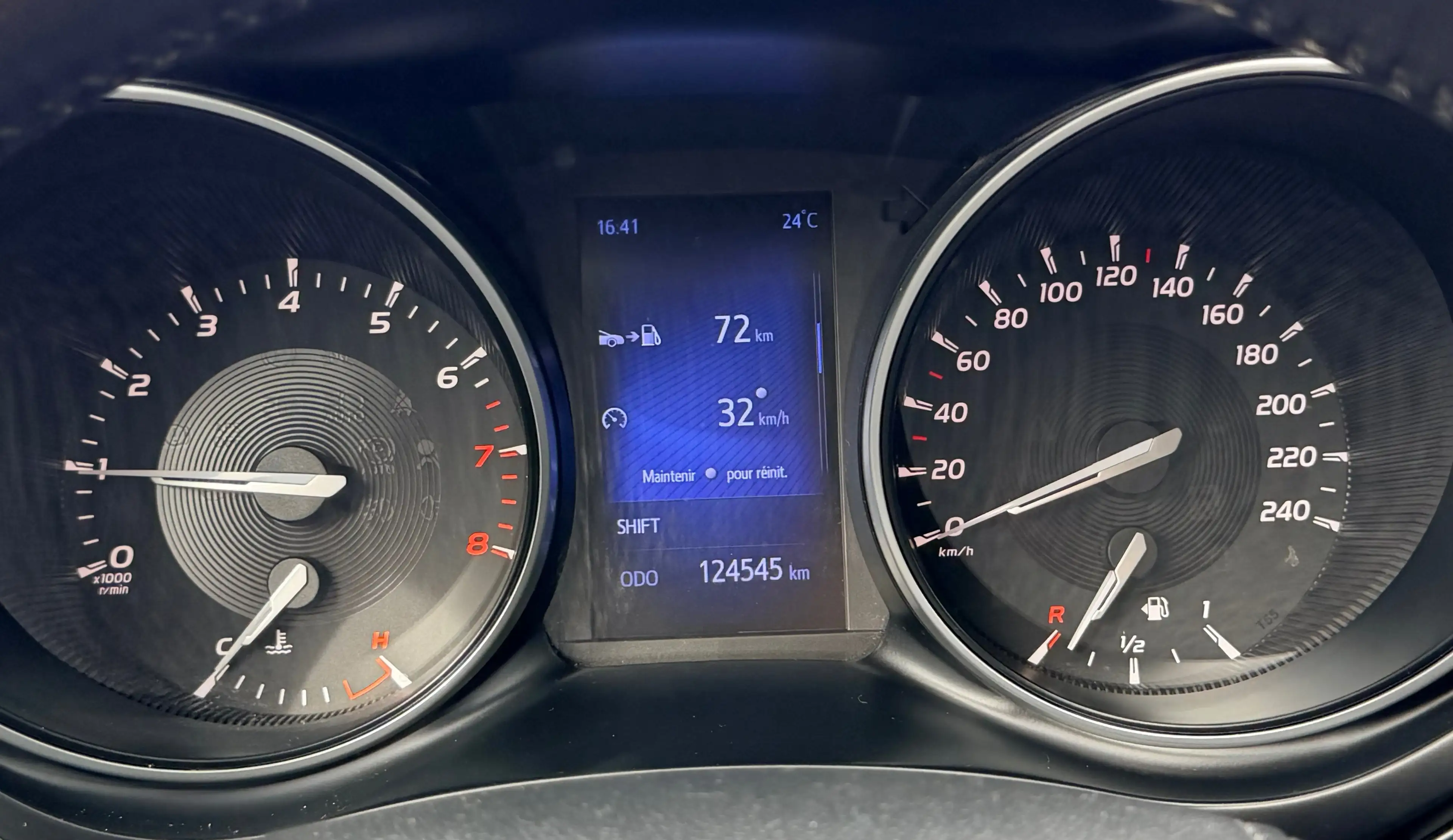 Toyota Avensis SW 1.6i Dynamic // CAMERA GPS BLUETOOTH // 1ère MAIN Full Historique — photo 9