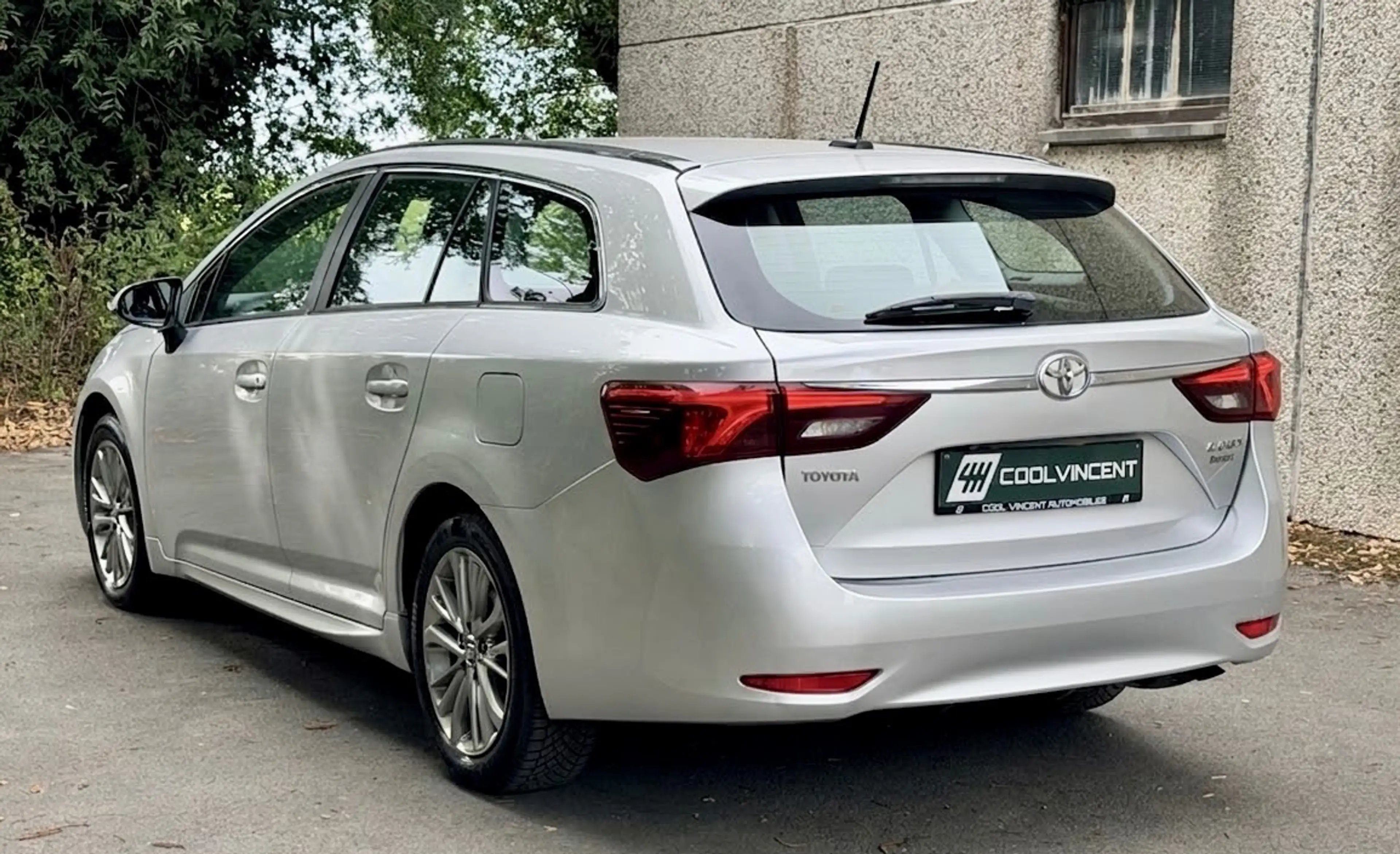 Toyota Avensis SW 1.6i Dynamic // CAMERA GPS BLUETOOTH // 1ère MAIN Full Historique — photo 6